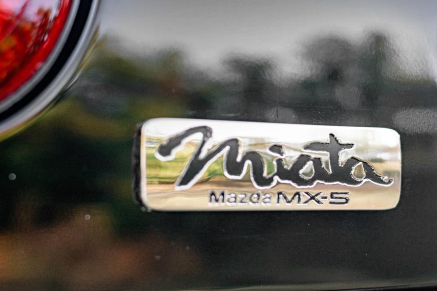 Логотип Mazda Miata Limited Edition (NA) 1993 года  (фото 29 из 121)